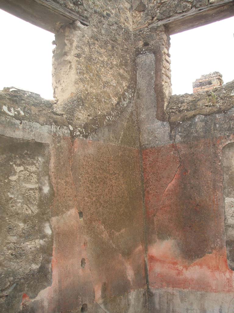IX.5.18 Pompeii. May 2005.
Room “e”, cubiculum, second room in south-west corner with two corner windows.