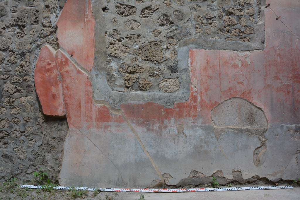 IX.5.18 Pompeii. May 2017. Room “e”, lower north wall below site of central painting.
Foto Christian Beck, ERC Grant 681269 DÉCOR.