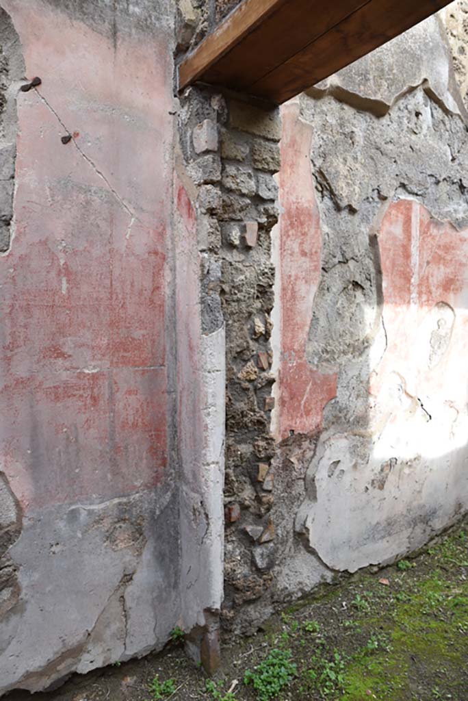 IX.5.18 Pompeii. March 2018. Room “e”, lower north wall with doorway into room “d”.
Foto Annette Haug, ERC Grant 681269 DÉCOR.