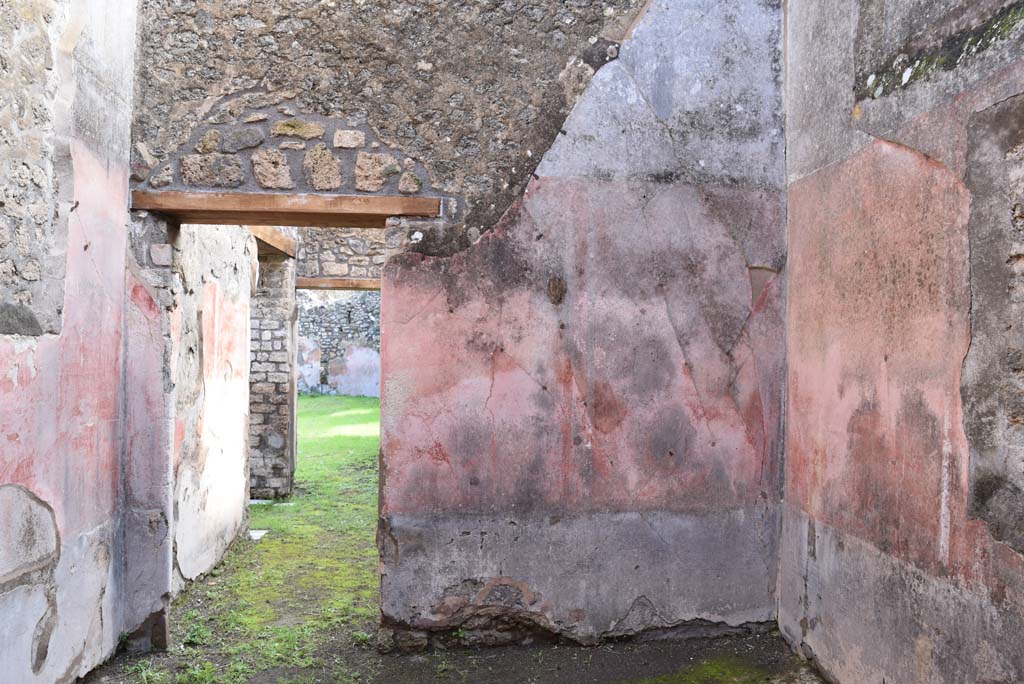 IX.5.18 Pompeii. March 2018. Room “e”, looking east towards rooms leading to atrium “b”.
Foto Annette Haug, ERC Grant 681269 DÉCOR.