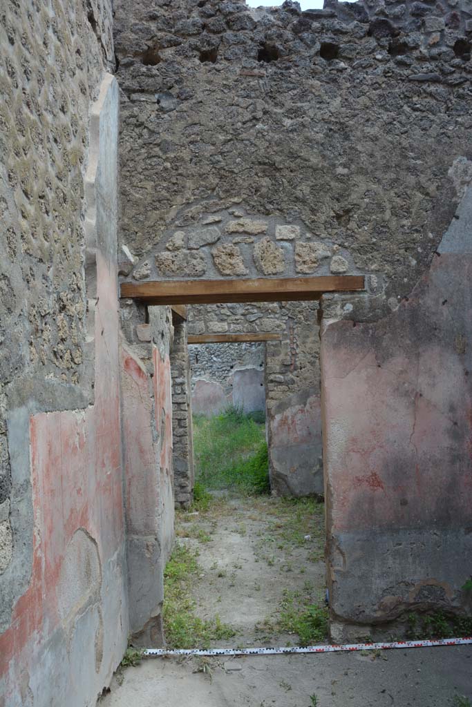 IX.5.18 Pompeii. May 2017. Room e, looking towards doorway in east wall into room d.
Foto Christian Beck, ERC Grant 681269 DÉCOR.
