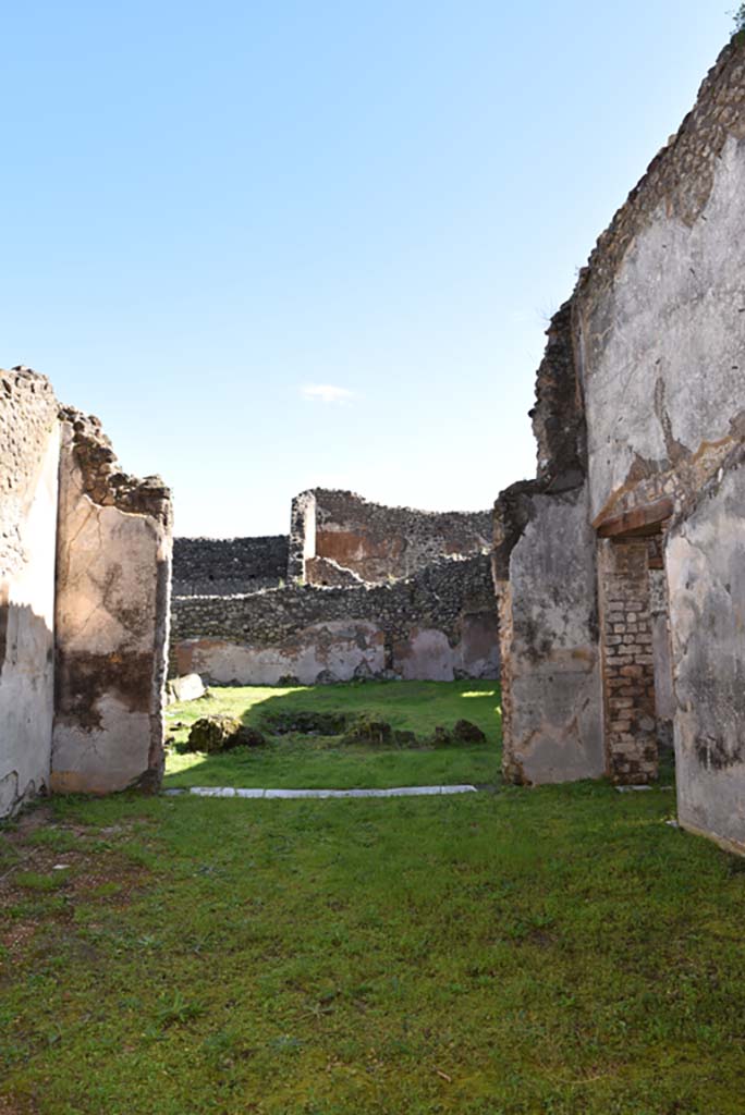 IX.5.18 Pompeii. March 2018. Triclinium “f”, looking east towards atrium/courtyard with pool.
Foto Annette Haug, ERC Grant 681269 DÉCOR
