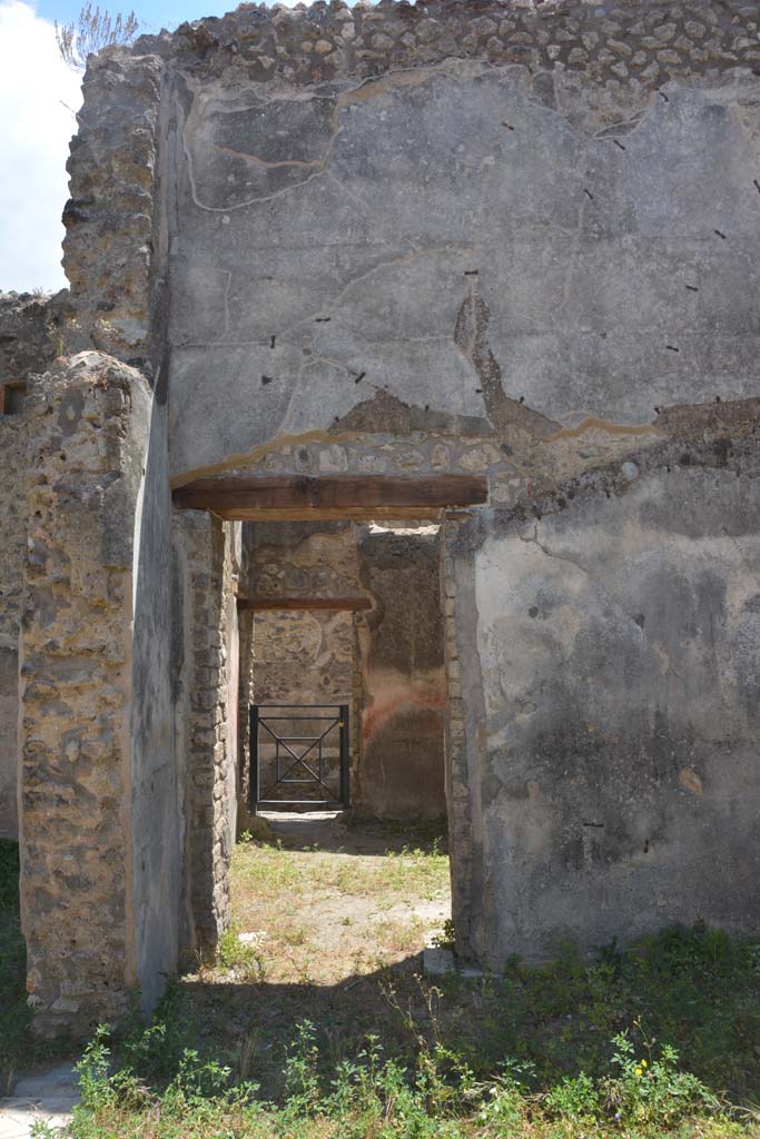 IX.5.18 Pompeii. May 2017.
Room “f”, looking towards doorway in south wall at east end into room “d”.
Foto Christian Beck, ERC Grant 681269 DÉCOR.
