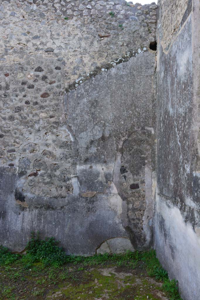 IX.5.18 Pompeii. March 2017. Room f, west end of south wall in south-west corner.
Foto Christian Beck, ERC Grant 681269 DÉCOR.