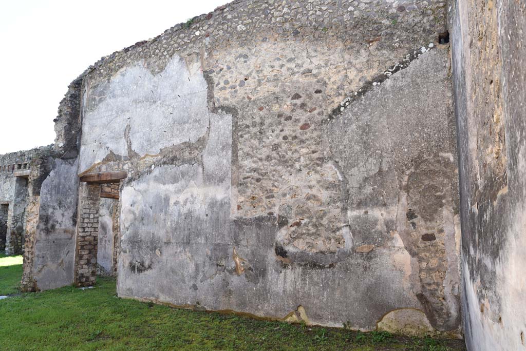 IX.5.18 Pompeii. March 2018. Room “f”, looking east along south wall from south-west corner.
Foto Annette Haug, ERC Grant 681269 DÉCOR.