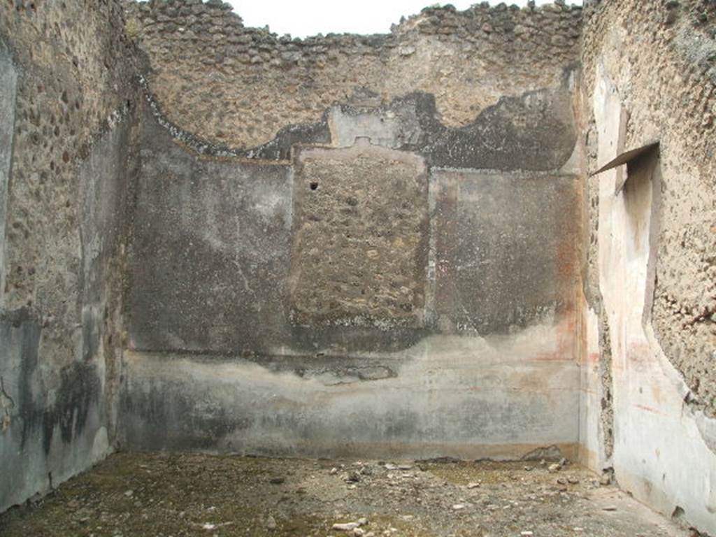 IX.5.18 Pompeii. May 2005. Room f, west wall of large triclinium on west side of atrium.