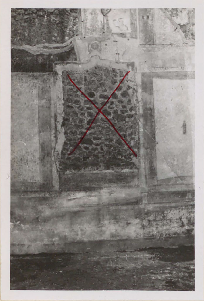 IX.5.18 Pompeii. Pre-1942. Room “f”, detail of central panel of west wall of large triclinium/exedra.
In the centre panel would have been the painting of Jason and Pelias.
See Warscher, T. 1942. Catalogo illustrato degli affreschi del Museo Nazionale di Napoli. Sala LXXIX. Vol.1. Rome, Swedish Institute.