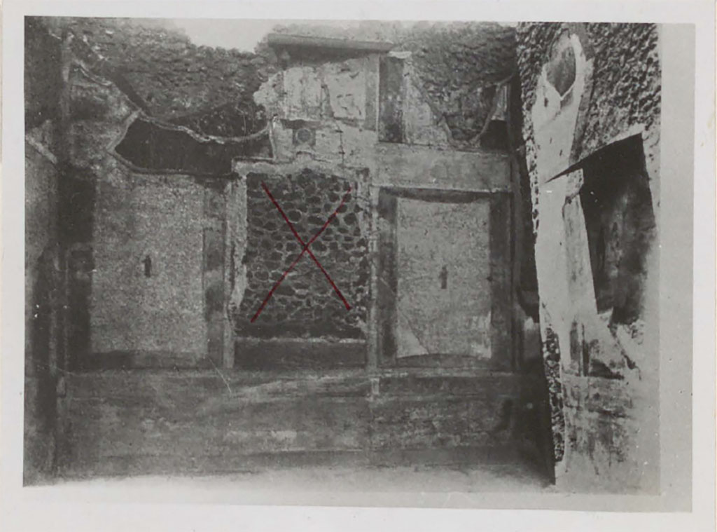 IX.5.18 Pompeii. Pre-1942. Room “f”, west wall of large triclinium/exedra.
In the centre panel would have been the painting of Jason and Pelias.
On the right, north wall, is the painting of Pentheus and Dionysus? (partly still in situ).
See Warscher, T. 1942. Catalogo illustrato degli affreschi del Museo Nazionale di Napoli. Sala LXXIX. Vol.1. Rome, Swedish Institute.
Note: Photo flipped, as the Catalogo original is in reverse.