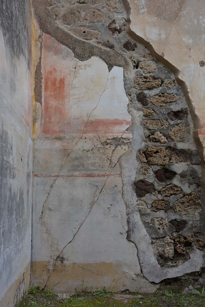 IX.5.18 Pompeii. March 2018. Room “f”, detail of lower north wall in north-west corner.
Foto Annette Haug, ERC Grant 681269 DÉCOR.