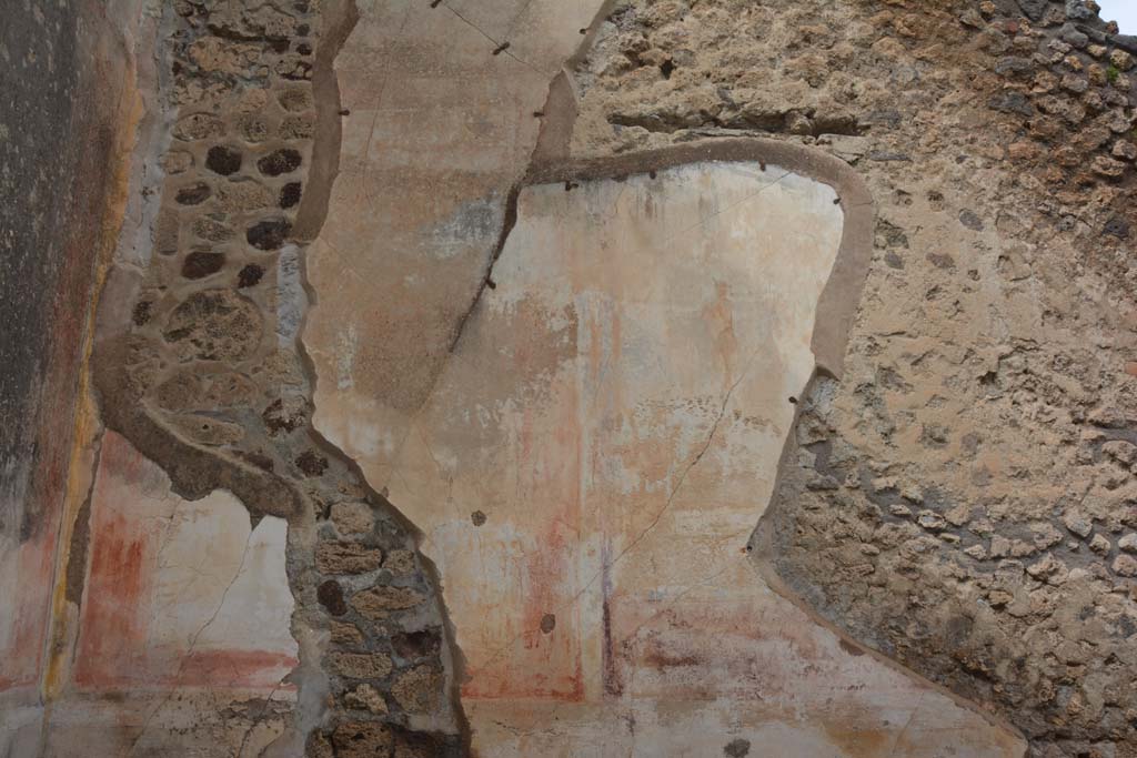 IX.5.18 Pompeii. March 2018.
Triclinium “f”, detail of remaining painted decoration on north wall at west end.
Foto Annette Haug, ERC Grant 681269 DÉCOR.