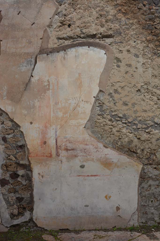 IX.5.18 Pompeii. March 2018.
Triclinium “f”, detail of remaining painting on north wall towards west end.
Foto Annette Haug, ERC Grant 681269 DÉCOR.