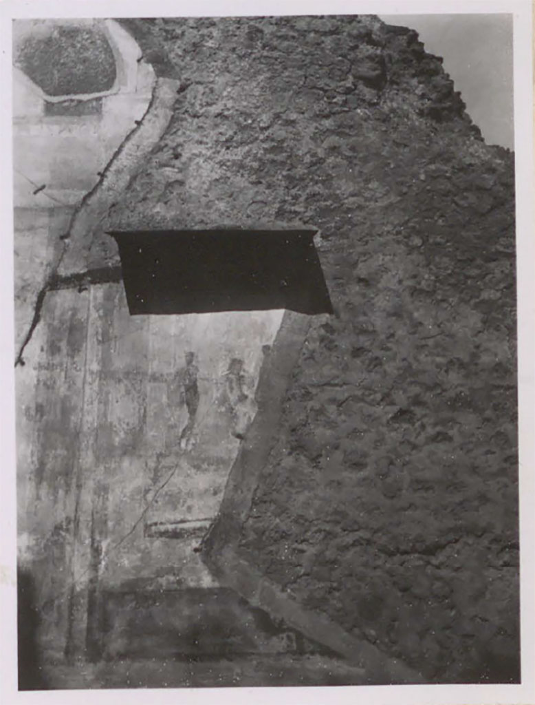 IX.5.18 Pompeii. Pre-1942.
Room “f”, north wall of large triclinium/exedra, remaining portion of painting of Pentheus and Dionysus? (still in situ).
According to Warscher, this was on the south wall.
See Warscher, T. 1942. Catalogo illustrato degli affreschi del Museo Nazionale di Napoli. Sala LXXIX. Vol.1. Rome, Swedish Institute.
