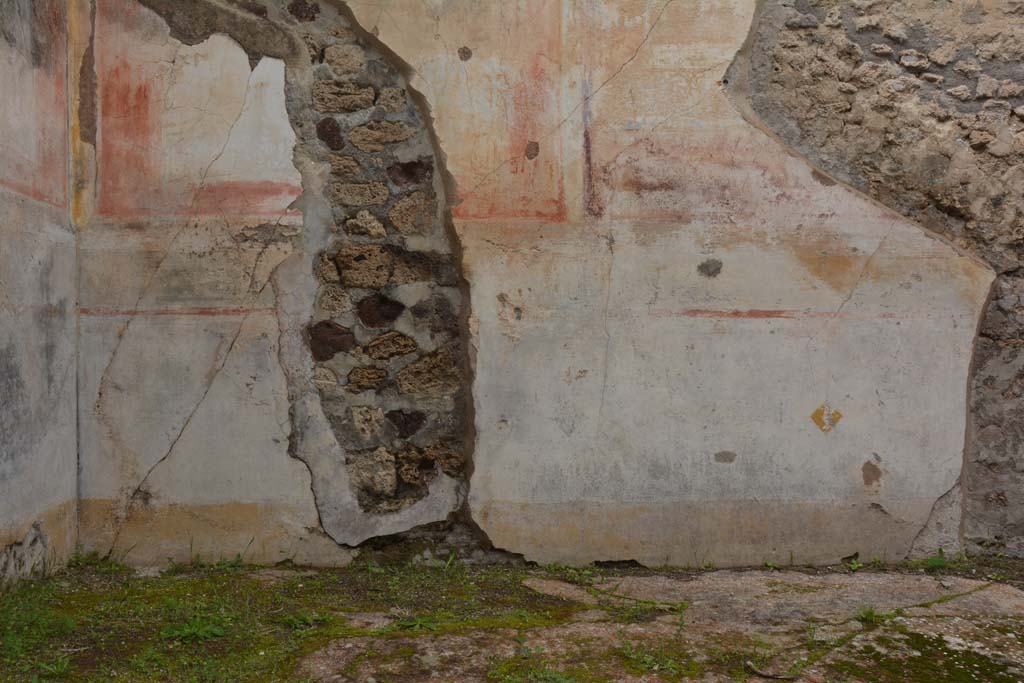 IX.5.18 Pompeii. March 2018. Room “f”, detail of lower north wall at west end.
Foto Annette Haug, ERC Grant 681269 DÉCOR.