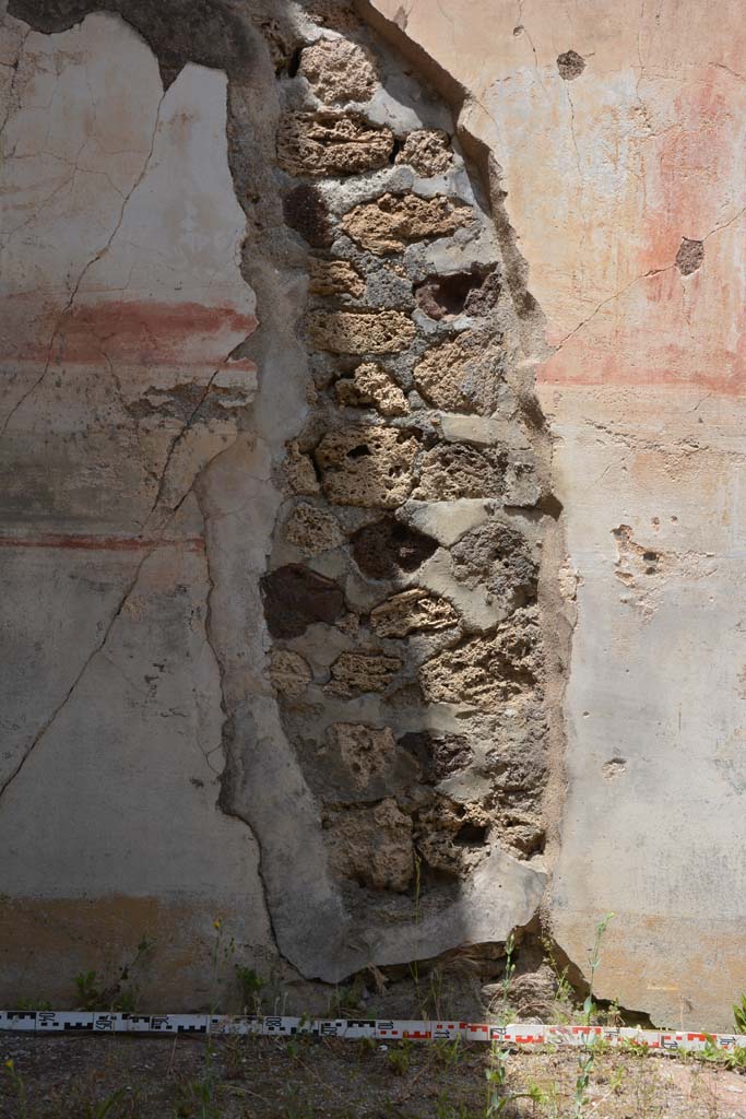 IX.5.18 Pompeii. May 2017. Room “f”, lower north wall at west end.
Foto Christian Beck, ERC Grant 681269 DÉCOR.