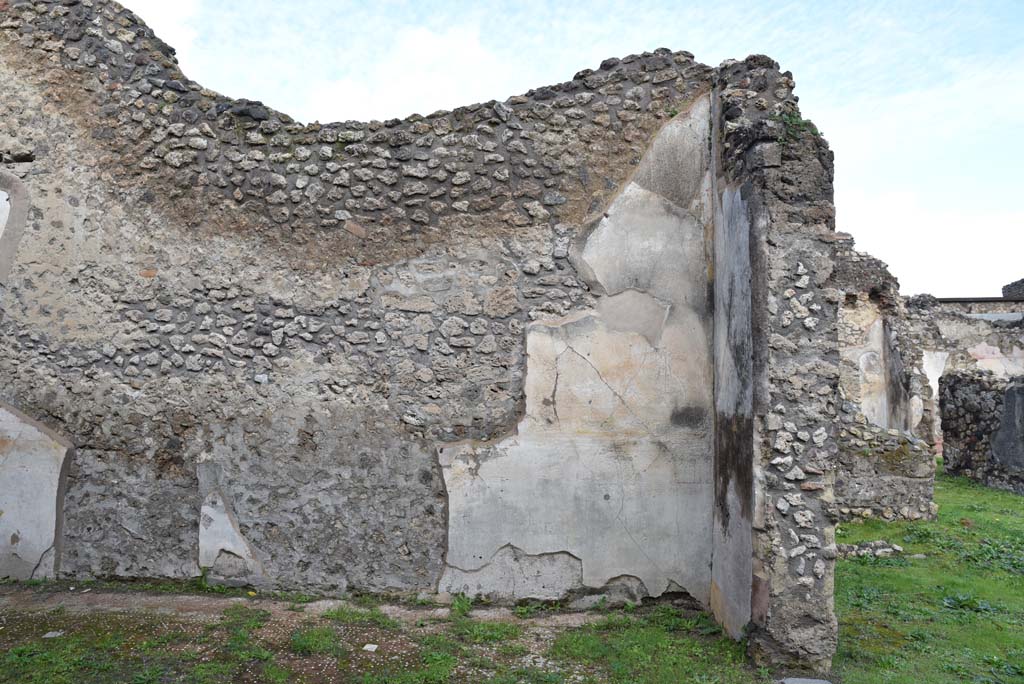 IX.5.18 Pompeii. March 2018. Room “f”, looking towards north wall at east end, with atrium “b”, on right.
Foto Annette Haug, ERC Grant 681269 DÉCOR
