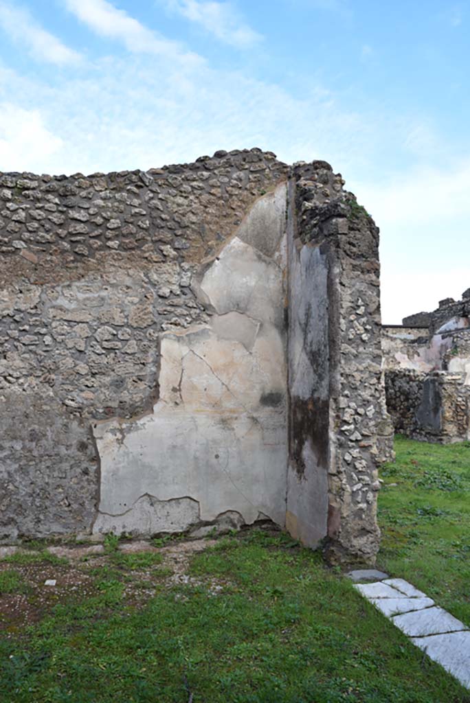 IX.5.18 Pompeii. March 2018. Room “f”, looking towards north-east corner of triclinium.
Foto Annette Haug, ERC Grant 681269 DÉCOR