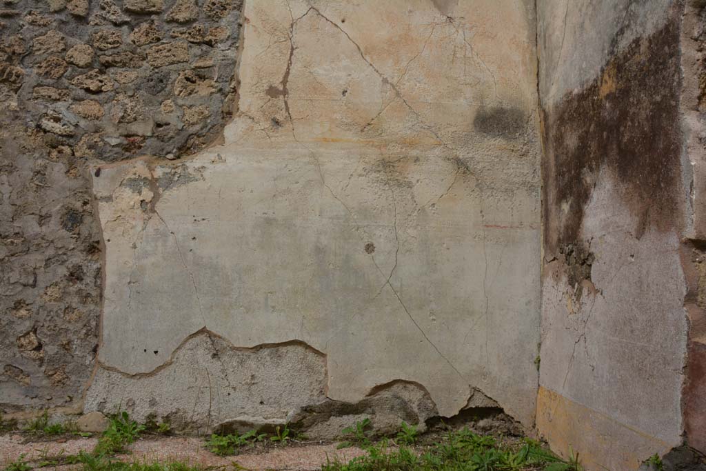 IX.5.18 Pompeii. March 2018. Room “f”, detail of lower north wall at east end.
Foto Annette Haug, ERC Grant 681269 DÉCOR