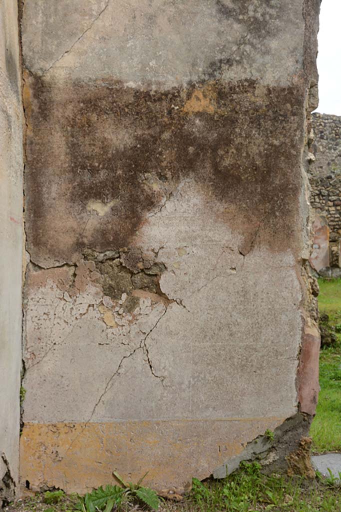 IX.5.18 Pompeii. March 2018. Room “f”, lower east wall in north-east corner.
Foto Annette Haug, ERC Grant 681269 DÉCOR.