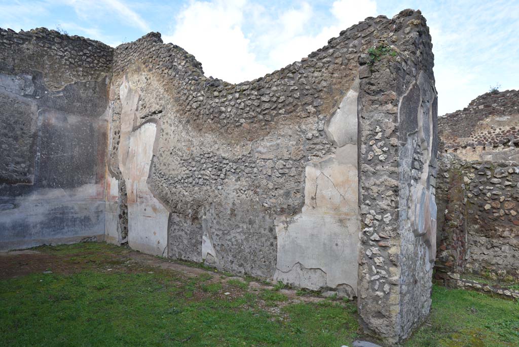 IX.5.18 Pompeii. March 2018.
Triclinium “f”, looking west along north wall, with west side of atrium “b” and doorway to room “g”, on right.
Foto Annette Haug, ERC Grant 681269 DÉCOR.