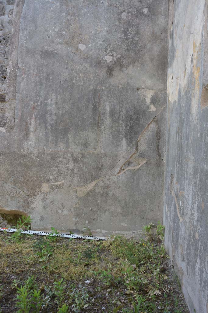 IX.5.18 Pompeii. May 2017. Room g, lower south wall in south-west corner.
Foto Christian Beck, ERC Grant 681269 DÉCOR.