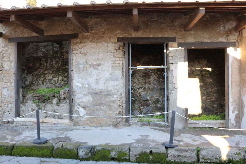 IX.7.7 Pompeii, on left, IX.7.6, in centre, and IX.7.5, on right. December 2018. Looking north towards entrances. Photo courtesy of Aude Durand.