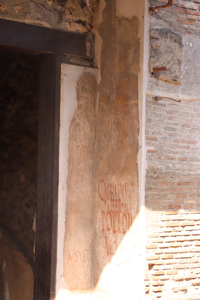 IX.7.5 Pompeii. October 2023.
Graffiti outside workshop of Verecundus, on right (east) side of doorway. Photo courtesy of Klaus Heese.