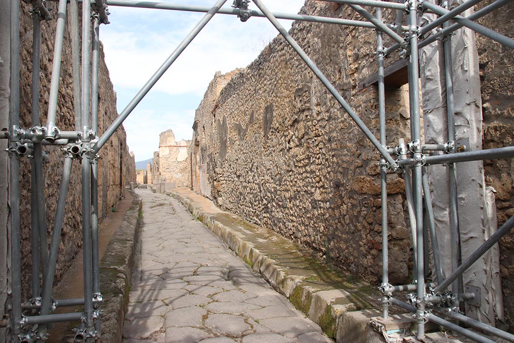 Vicolo di Tesmo, Pompeii. Looking north, with entrance at IX.7.14, on right. Photo courtesy of Klaus Heese.