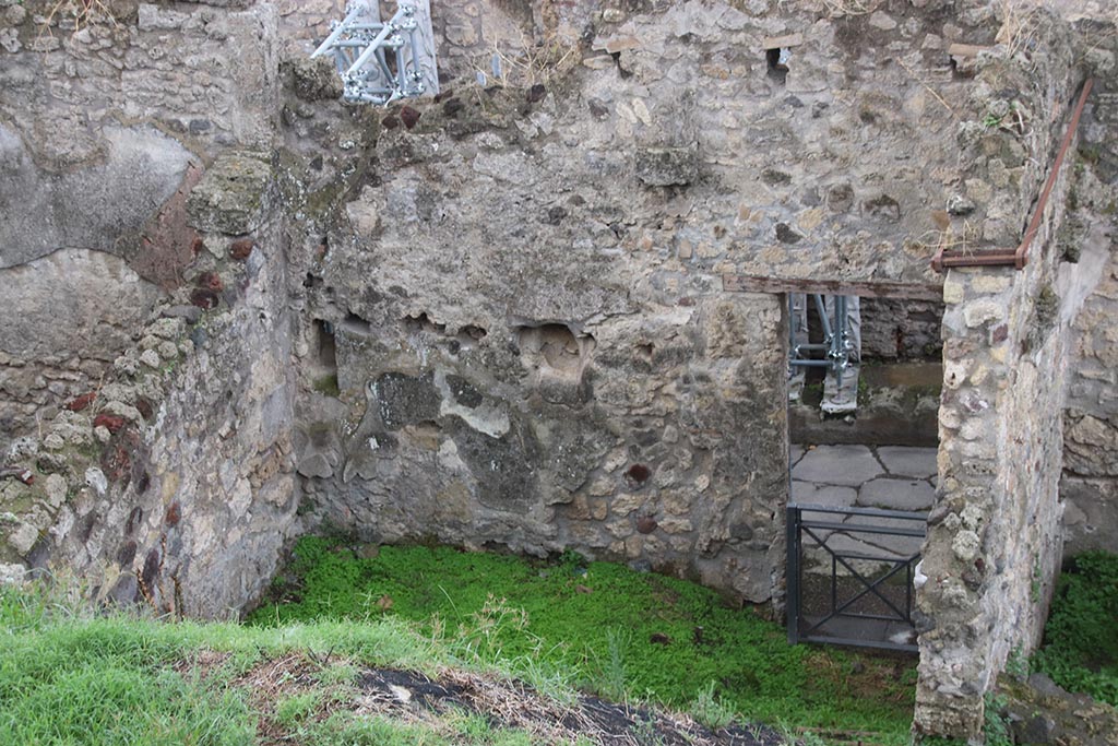 IX.7.14 Pompeii. October 2024.
Looking west from Casina dell’Aquila, above IX.7.12, towards entrance doorway of IX.7.14, on right. Photo courtesy of Klaus Heese.