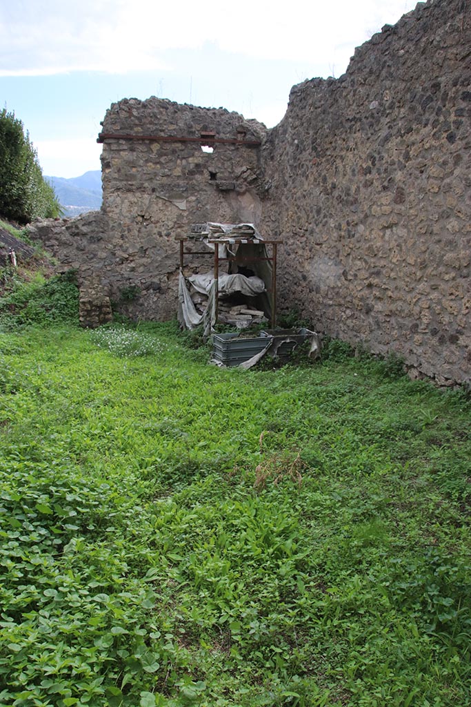 IX.7.12, 14 or 16 (?) Pompeii. October 2024.
Garden area “e”, looking towards south wall. Photo courtesy of Klaus Heese.
