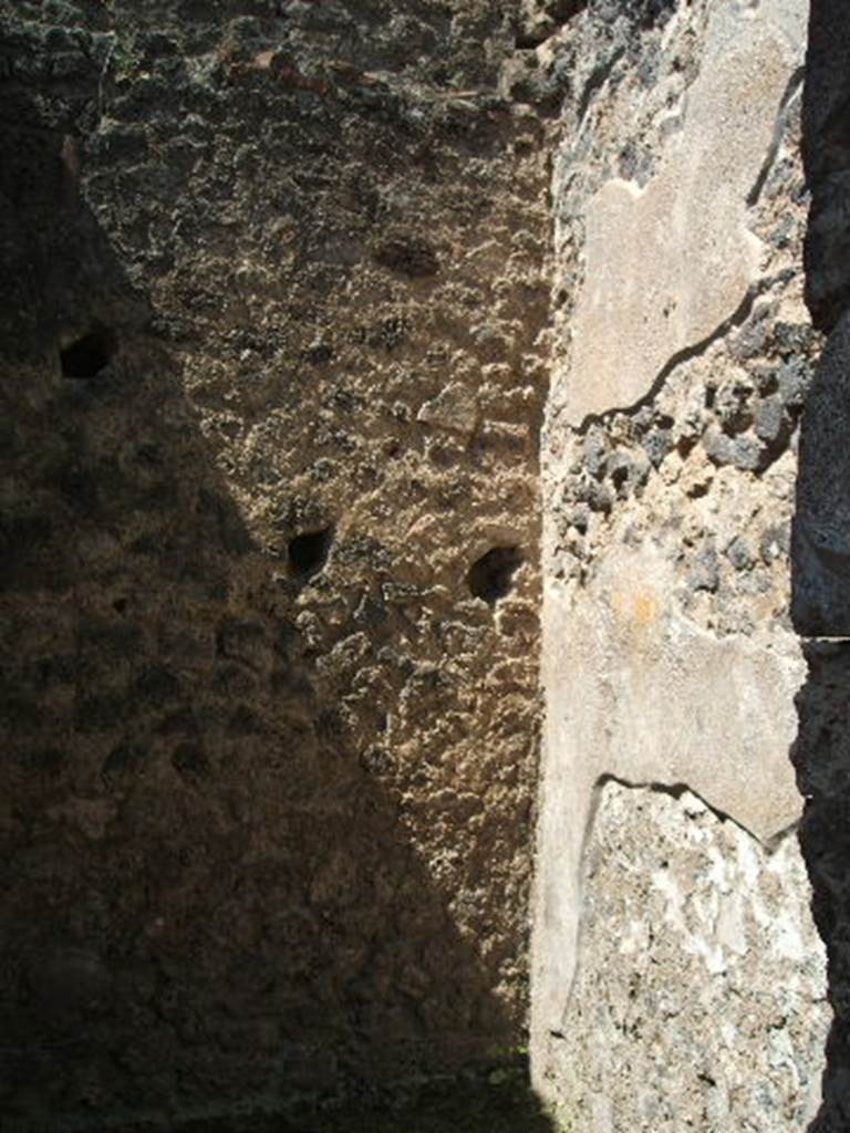 IX.7.20 Pompeii. May 2005.
West wall of small room (b) or cupboard, with site of shelving supports.