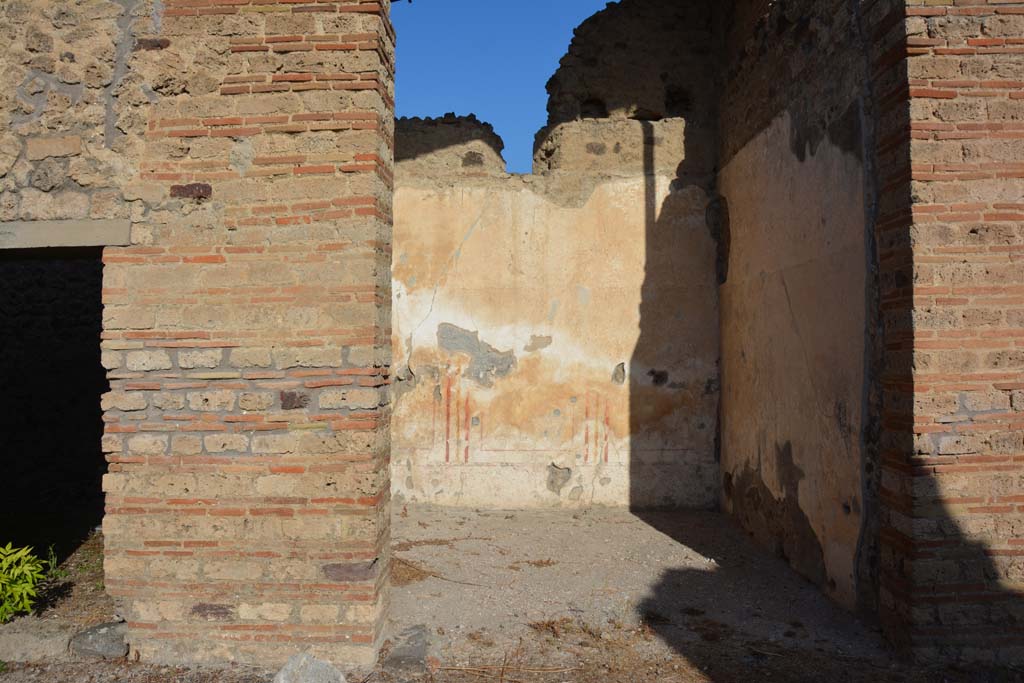 IX.7.20 Pompeii. October 2019.
Looking towards north wall of atrium, with doorway to room (a) on left, and doorway to ala ( e), centre right.
Foto Annette Haug, ERC Grant 681269 DÉCOR.
