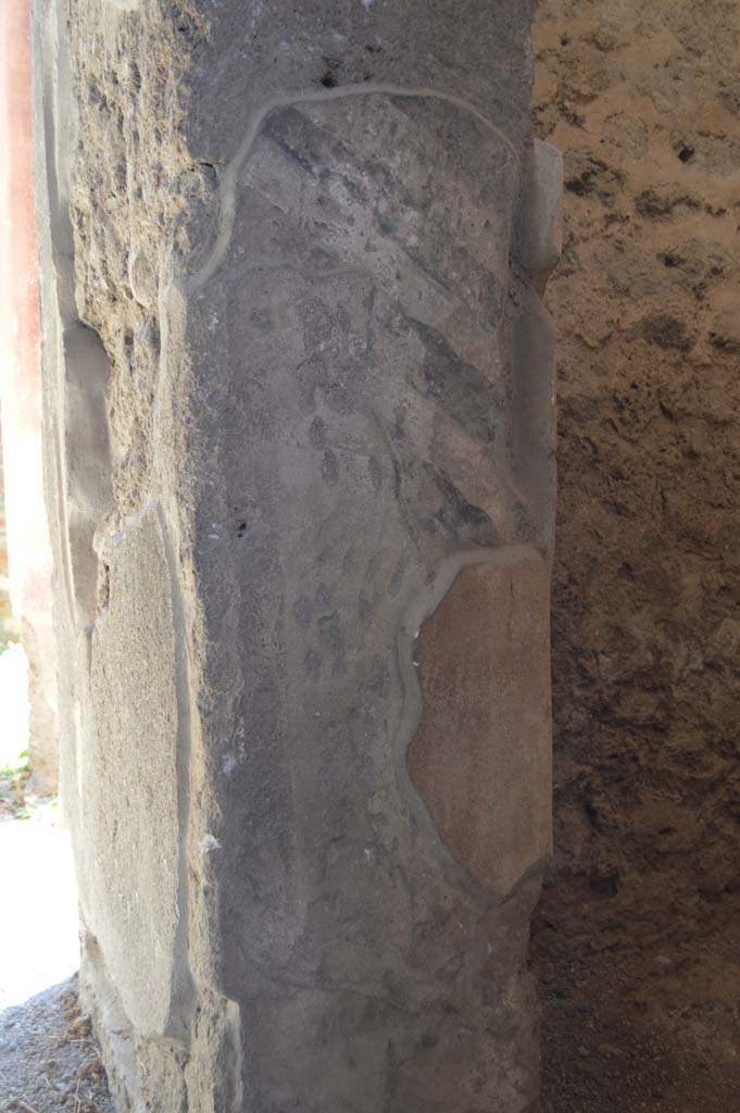 IX.7.20 Pompeii. October 2017.
Looking towards south side of doorway to small room (f) or cupboard, with detail of plasterwork.
Foto Taylor Lauritsen, ERC Grant 681269 DÉCOR.