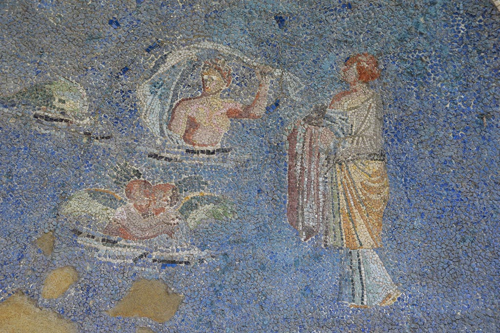 IX.7.20 Pompeii. October 2017. Detail from arched top.
Bathing scene with cherubs or cupids and male figure bathing and female figure holding robes. Photo courtesy of Johannes Eber.