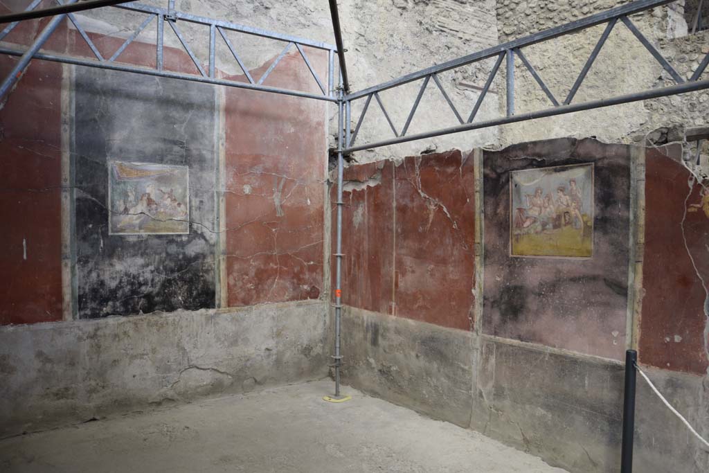 IX.12.6 Pompeii. February 2017.
Room “m”, looking towards north-east corner and east wall in triclinium. Photo courtesy of Johannes Eber.