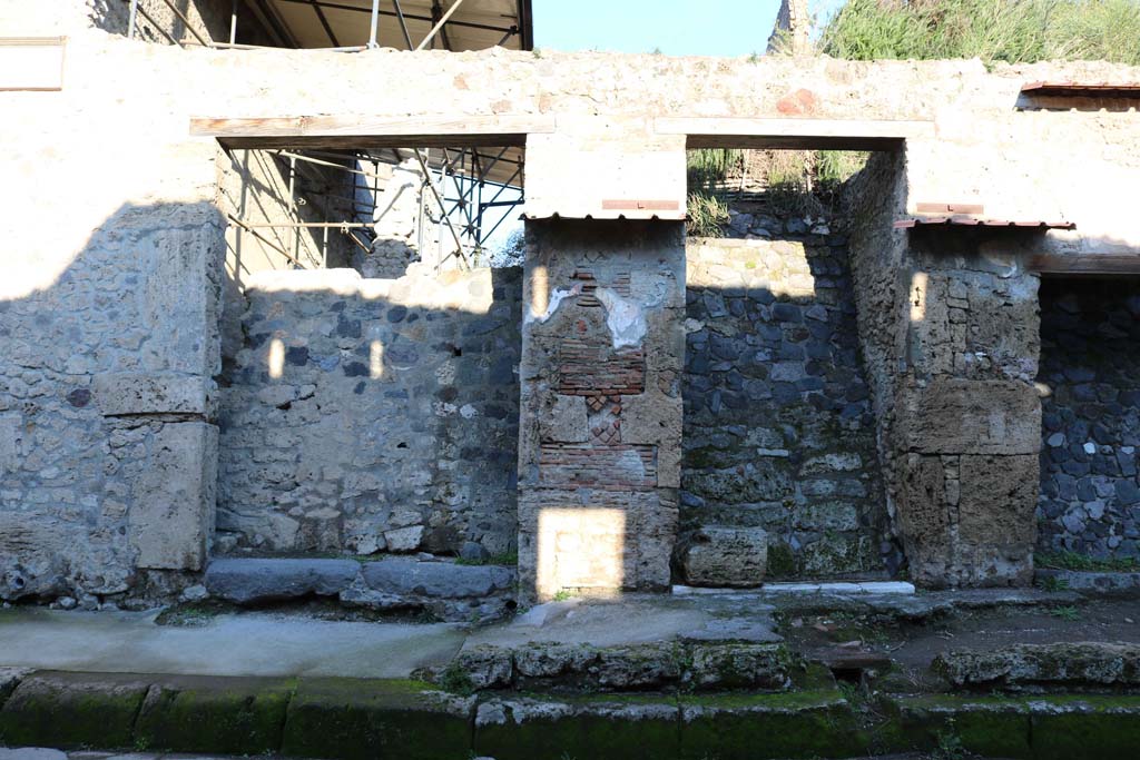 IX.13.5, Pompeii, centre right. December 2018. 
Looking towards entrance doorways on north side of Via dell’Abbondanza. Photo courtesy of Aude Durand.

