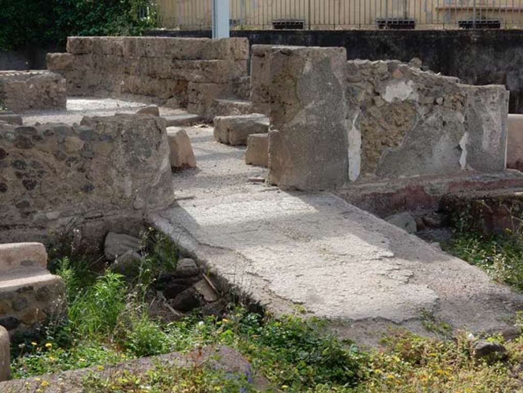 Tempio dionisiaco in località Sant’Abbondio di Pompei. May 2018. West wall looking towards inner south side of temple.
Photo courtesy of Buzz Ferebee.