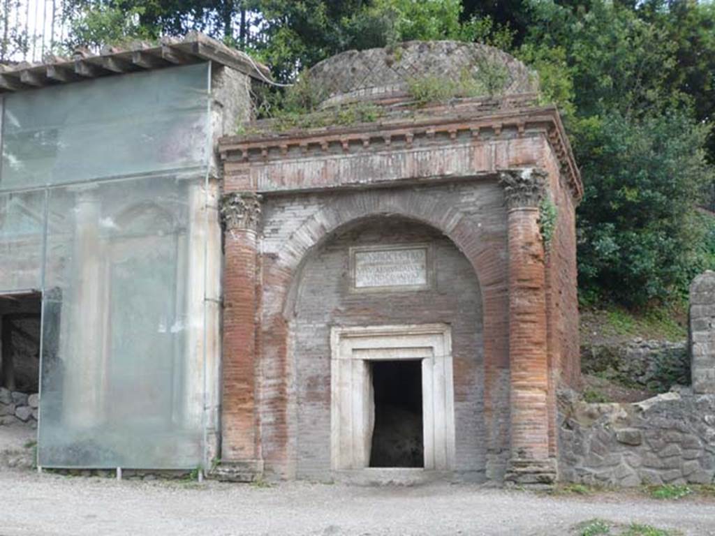 Pompeii Porta Nocera. Tomb 17ES. May 2011.
Tomb of Caius Cuspius Cyrus, Caius Cuspius Salvius and Vesuia Iucunda.
Photo courtesy of Buzz Ferebee.
