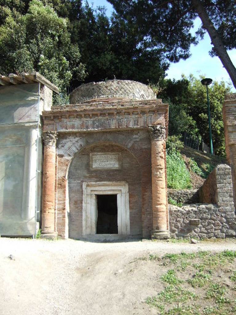 Pompeii Porta Nocera. Tomb 17ES. May 2006. Tomb of Caius Cuspius Cyrus, Caius Cuspius Salvius and Vesuia Iucunda.