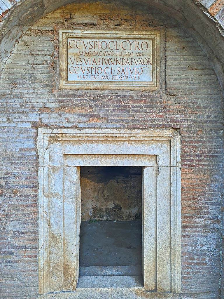 Pompeii Porta Nocera. October 2024.
Tomb 17ES. Tomb arch with marble plaque with inscription above door. Photo courtesy of Giuseppe Ciaramella.