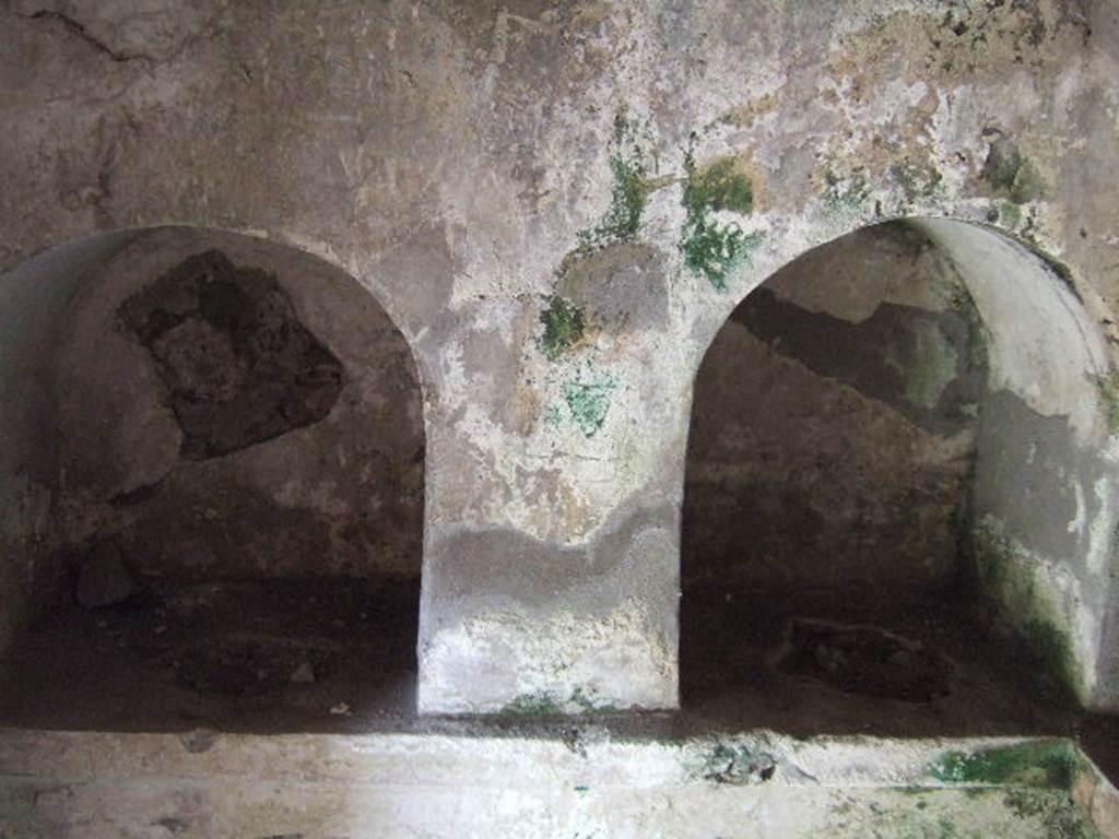 Pompeii Porta Nocera. Tomb 17ES. Niches on east wall. May 2006.