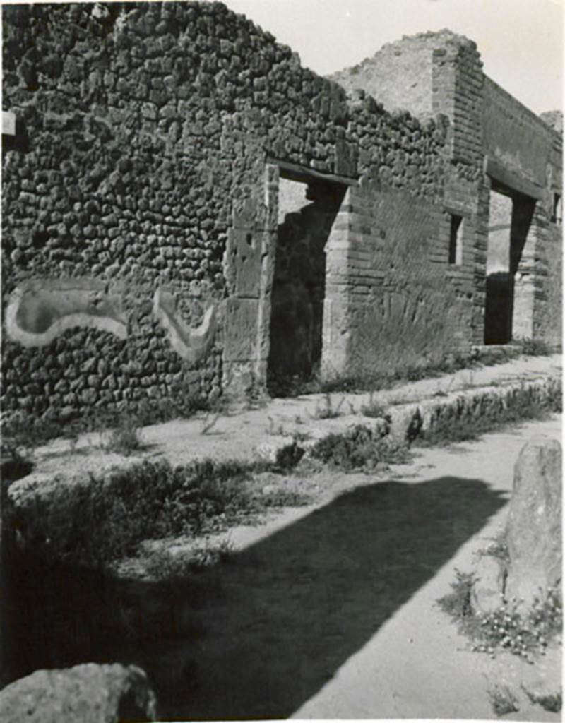 I.3.29 Pompeii. 1935 photograph taken by Tatiana Warscher. Looking north towards entrance doorways to I.3.29, on left, and I.3.28, on right. The site of the street shrine can be seen on the left exterior wall.
See Warscher, T, 1935: Codex Topographicus Pompejanus, Regio I, 3: (no.77), Rome, DAIR, whose copyright it remains.