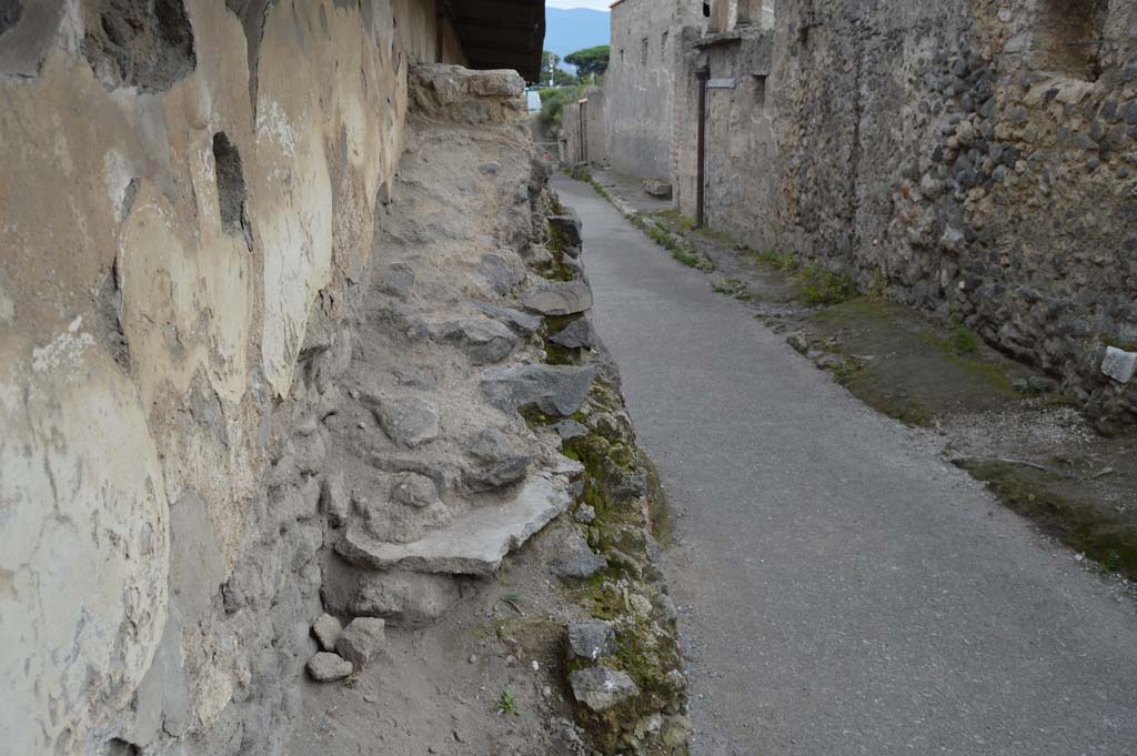 I.8.1 Pompeii. October 2018. Looking south along ramp with altar, on east side of Vicolo dellEfebo. 
Foto Taylor Lauritsen, ERC Grant 681269 DCOR.
