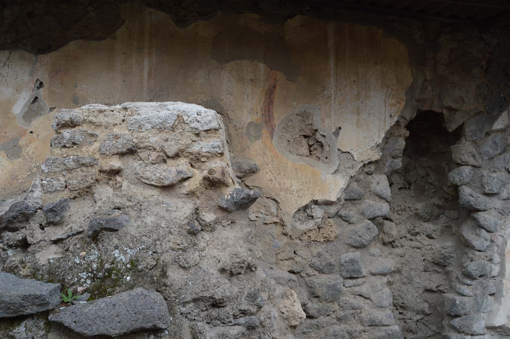 Pompeii Street Altar at I.8.1. October 2018. 
Looking east towards west exterior side of altar at top of ramp, and detail of painted serpents coil.
Foto Taylor Lauritsen, ERC Grant 681269 DCOR.
