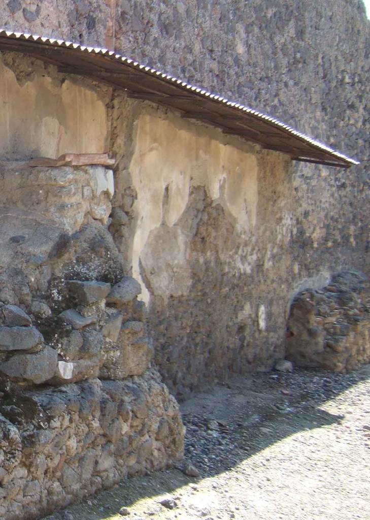 Pompeii Street Altar at I.8.1. September 2005. Remains of plaster and painting on south side of altar.
