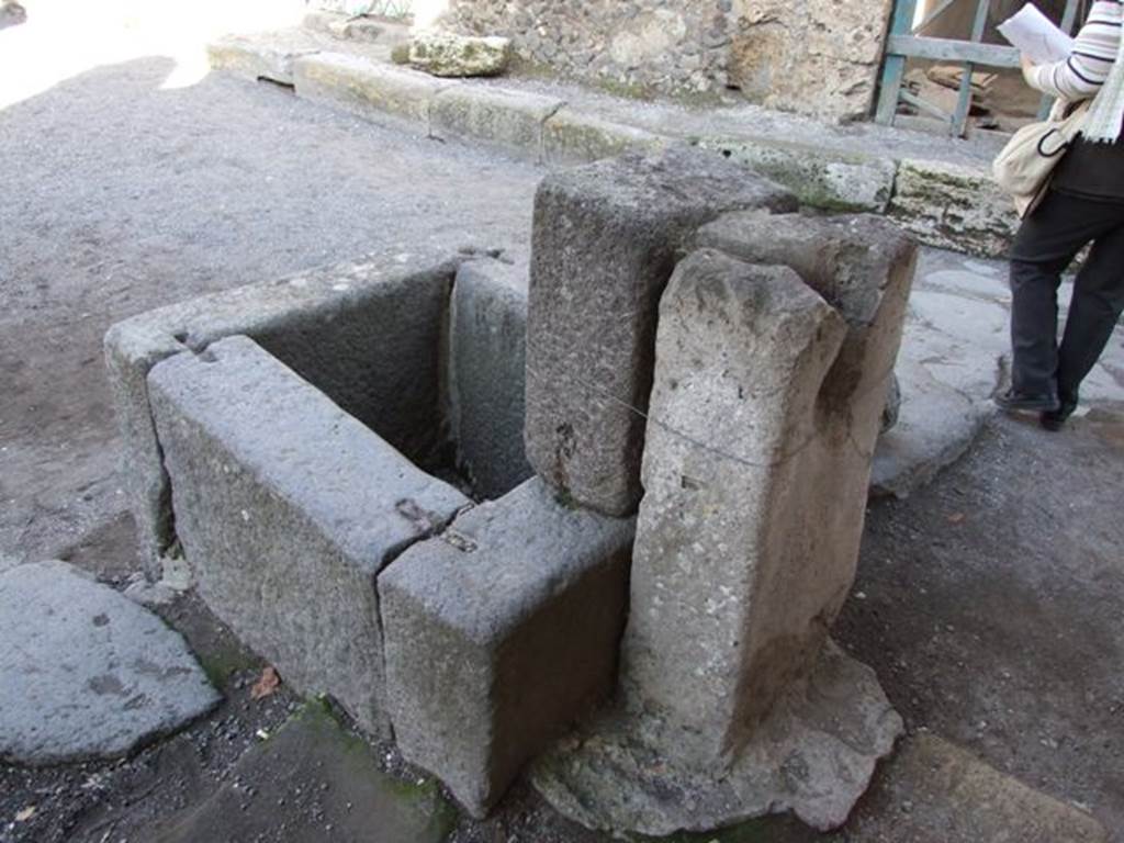 Public fountain with compitum at I.10.1 Pompeii. December 2007. Rear of fountain.