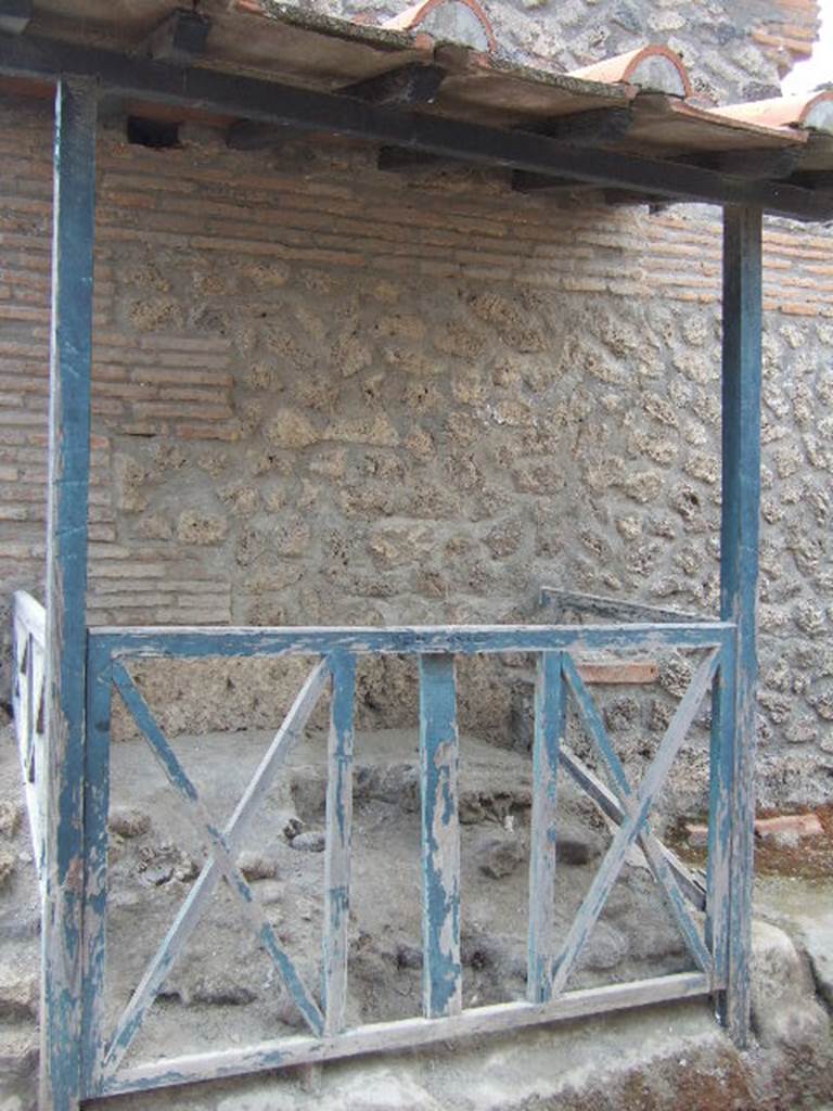 Street shrine near I.13.10, Pompeii. December 2005.