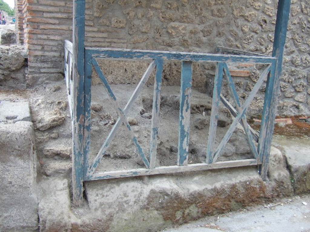 Street shrine near I.13.10. December 2005. Looking west from Via di Nocera.