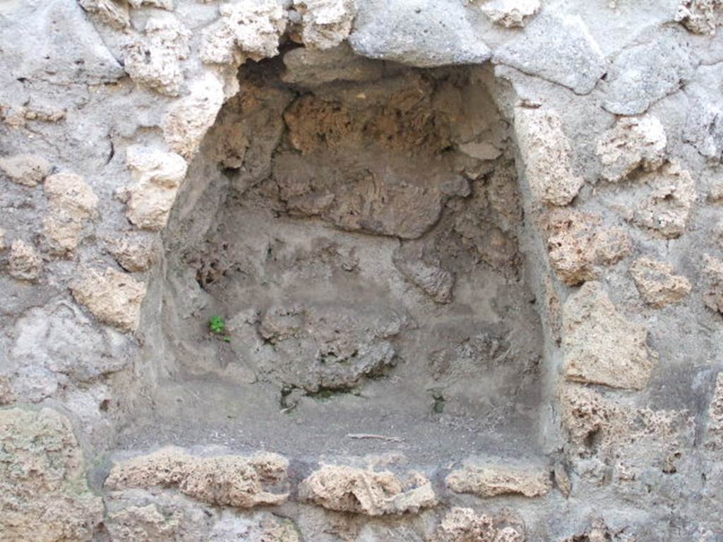 Street altar at I.14.4, Pompeii. December 2005. Niche.