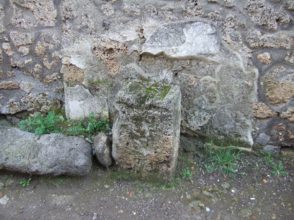 Pompeii. December 2005. Street altar west of I.14.8 on Vicolo dei Fuggiaschi.