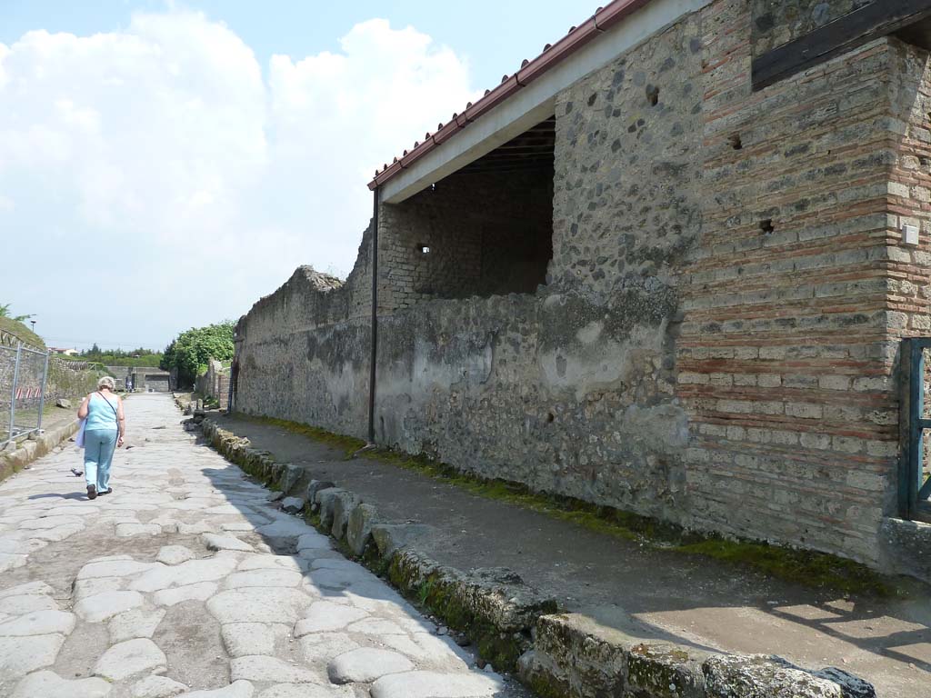 Pompeii II.4.7a. May 2010. Looking east to II.4.7a along the north side of II.4 from II.4.7, showing remains of stucco.
According to Parslow, in the previously unexcavated area between the baths and the compital shrine, Maiuri made a discovery c.1933-34.
Painted on the rough white stucco, beginning 12ft (3.70m) west of the shrine, were electoral recommendations.
These were CIL IV 7575 – 7583 and 7990. They were found in an excellent state but have since faded.
See Rivista di Studi Pompeiani, Vol II, 1988: Parslow, C: Documents illustrating the excavations of the Praedia of Julia Felix (p.45)

